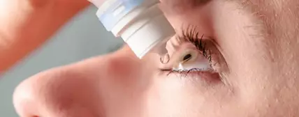 Soins des yeux pour le visage