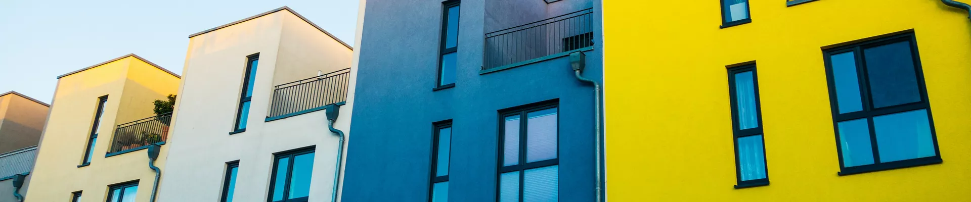 schöne bunte moderne Stadthäuser mit sauberem Himmel