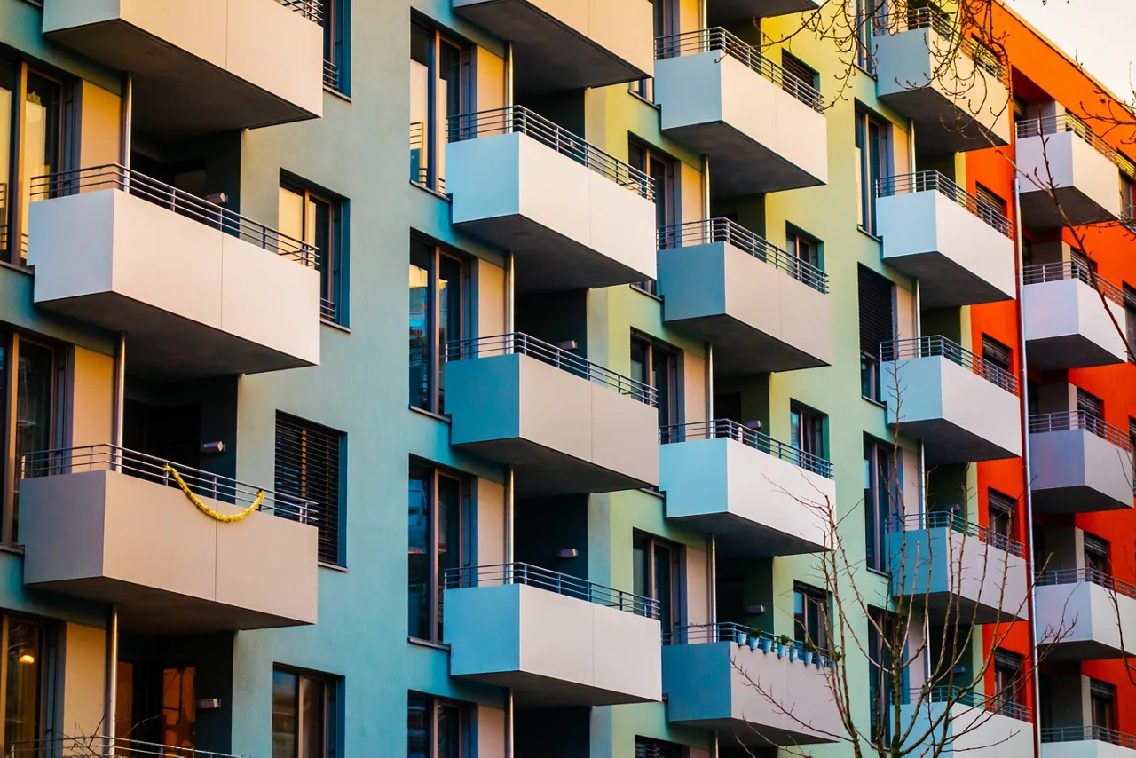 Buntes Mehrfamilienhaus mit blockförmigem Balkon