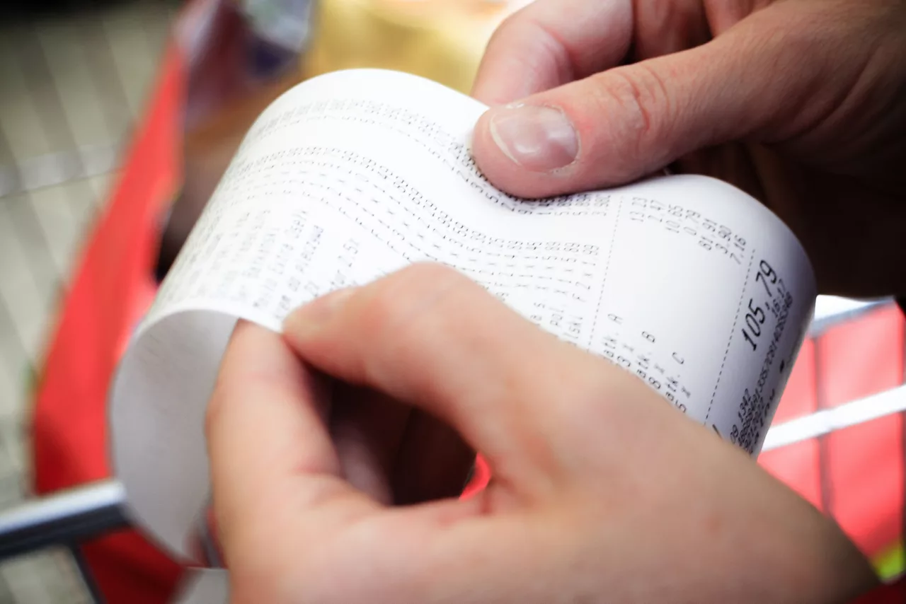 Reçu de chèque en papier d'un supermarché, facture à la main